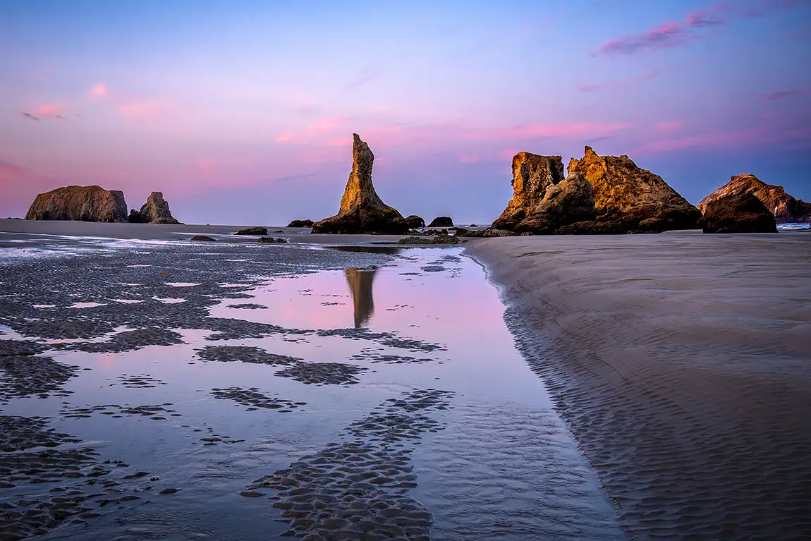 Howling dog sea stack, bandon beach, oregon, usa