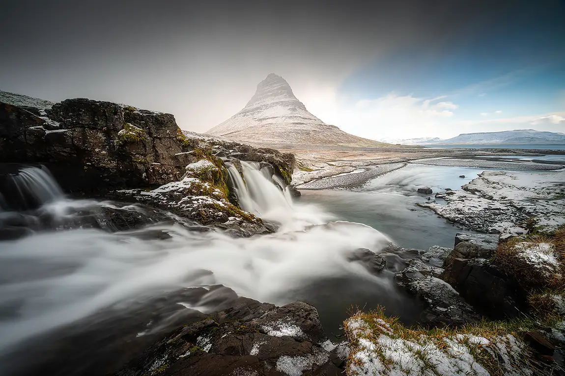 Moody kirkjufell, snaefellsnes peninsula, iceland