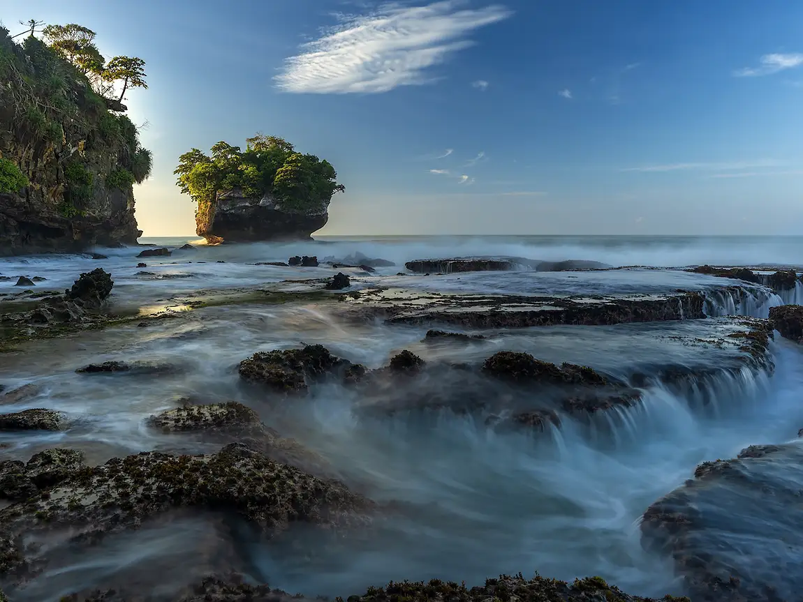 Between the tides, pantai kareng bokor, sawarna, java indonesia