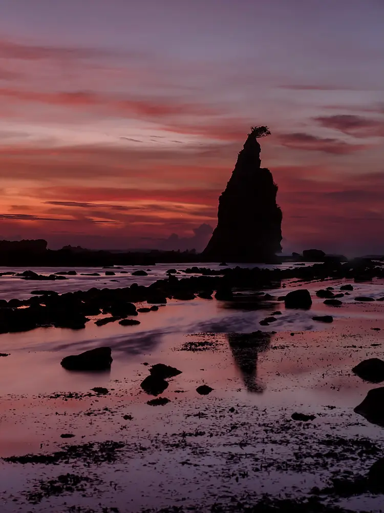 Pantai tanjung layar, sawarna, java, indonesia