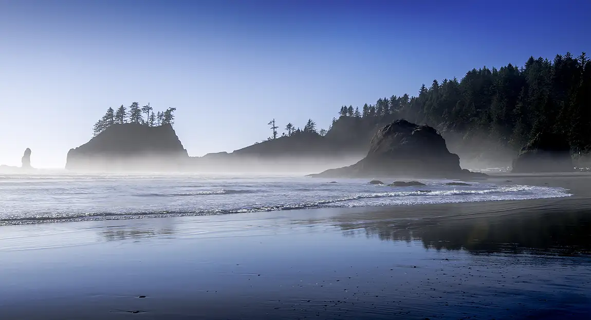 Walking rialto beach, olympic national park, washington, usa