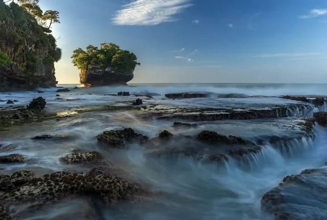 Between the tides, pantai kareng bokor, sawarna, java indonesia