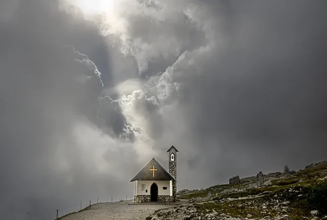 Capella degli alpini, tre cime di lavaredo, dolomites, italy