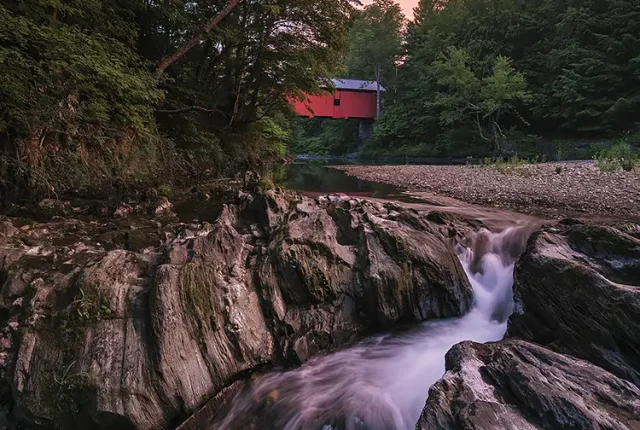 Cascade on dog river, slaughterhouse covered bridge, northfield, vermont, usa