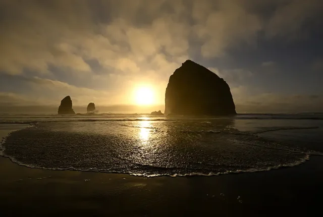 Haystack Rock Sunset, Cannon Beach, Oregon, USA