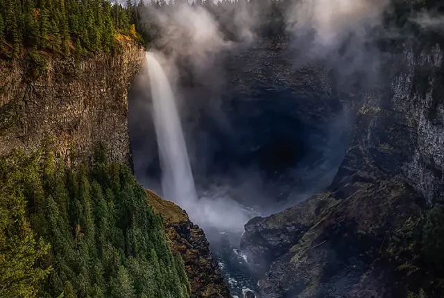 Helmcken falls, wells gray provincial park, british columbia, canada