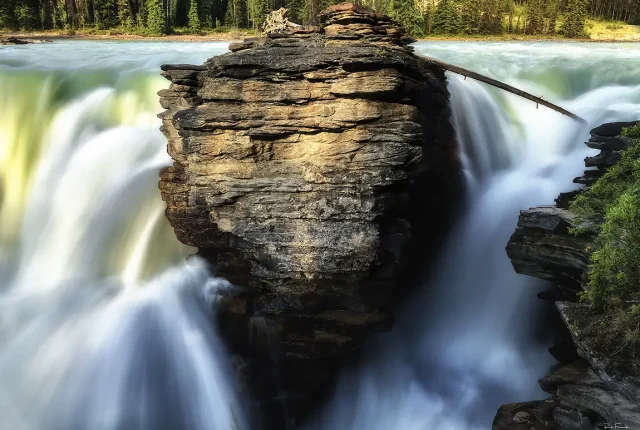 Light and movement, sunwapta river, jasper national park, alberta, canada