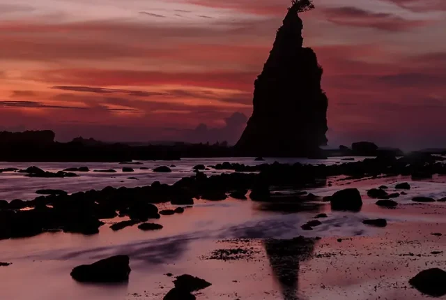 Pantai tanjung layar, sawarna, java, indonesia